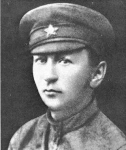 Jaroslav Hašek mit Soldatenmütze mit Stern und Stehkragenhemd